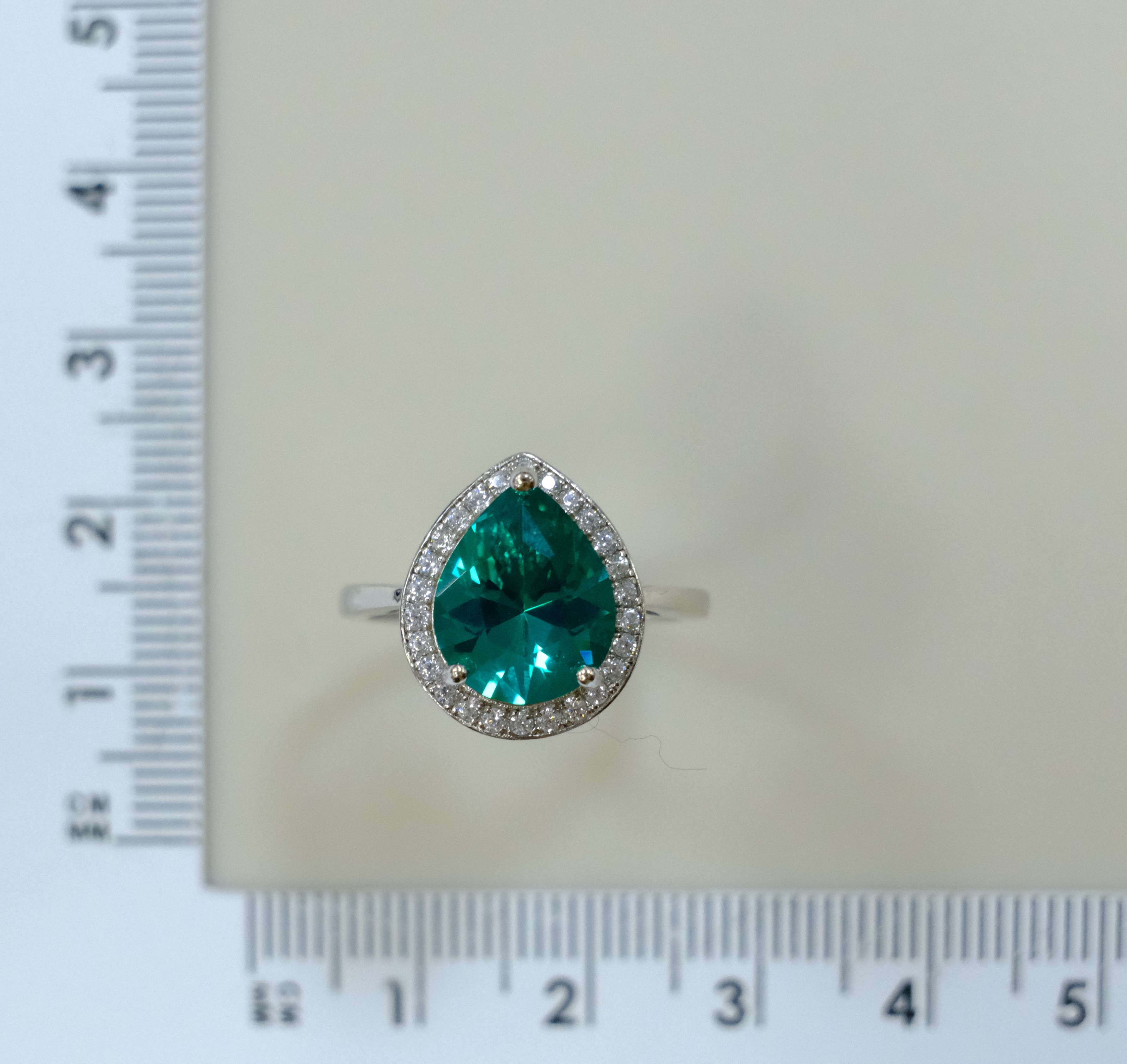 Серебряное кольцо с зеленой шпинелью